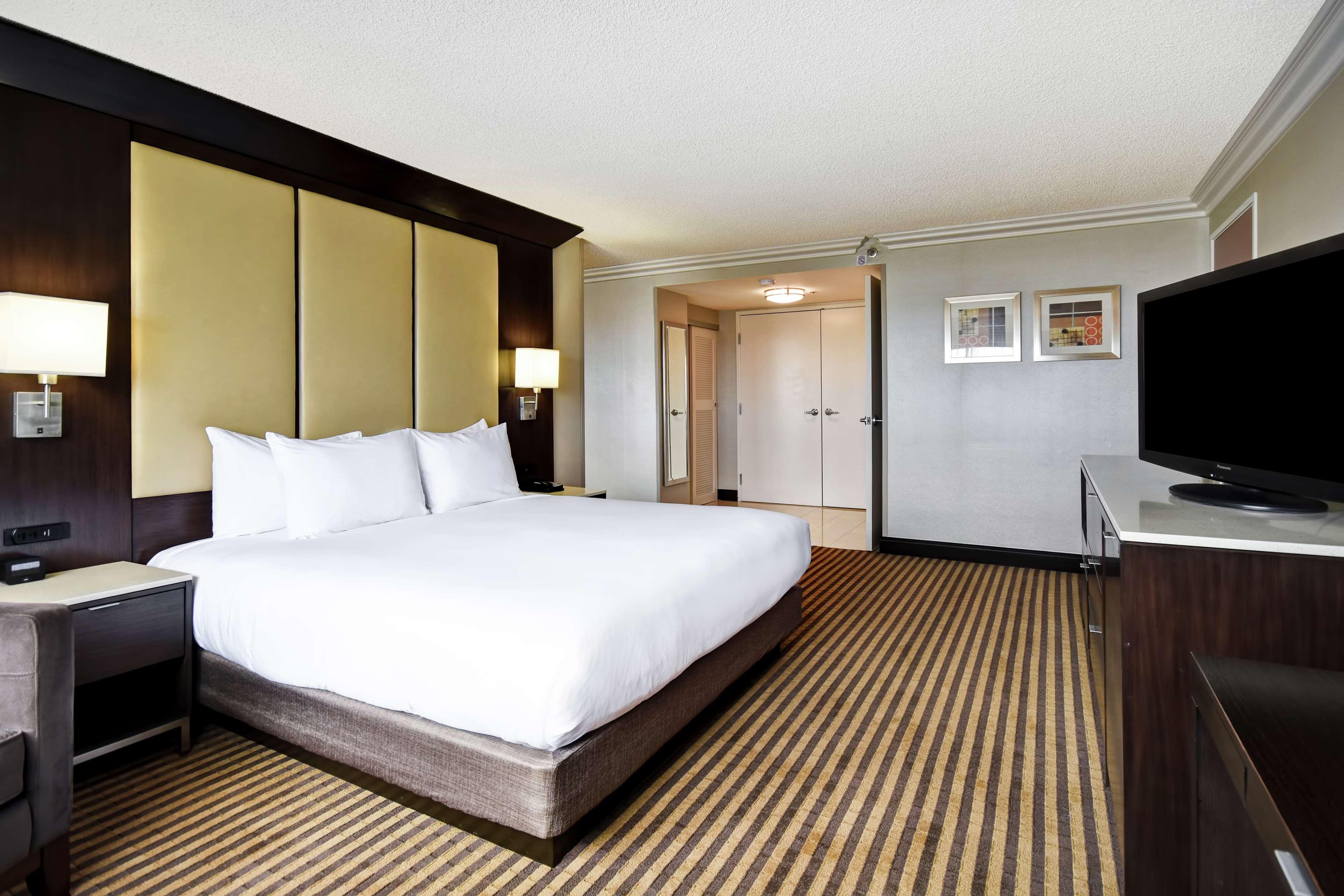 Doubletree By Hilton Pleasanton At The Club Hotel Exterior photo