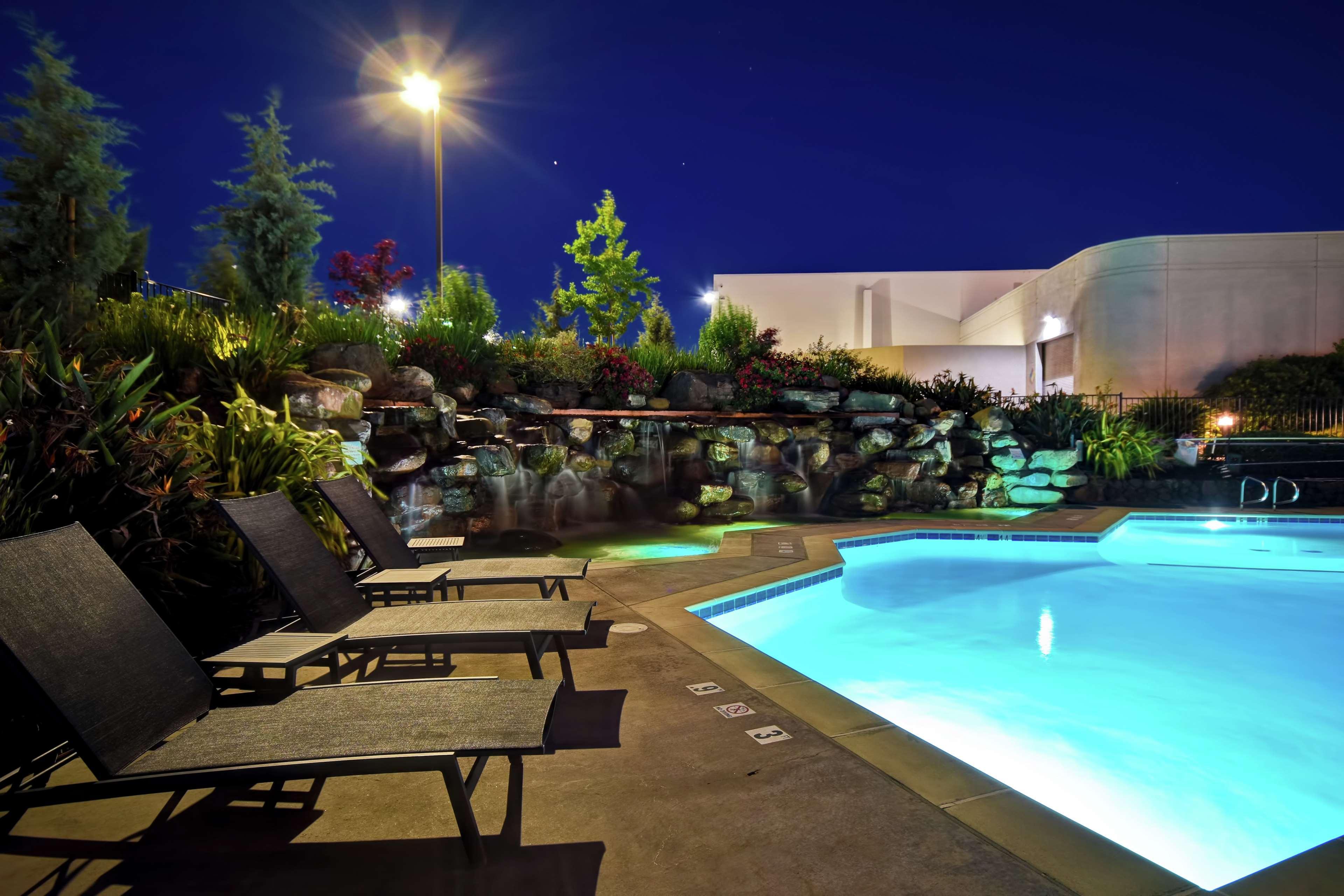 Doubletree By Hilton Pleasanton At The Club Hotel Exterior photo
