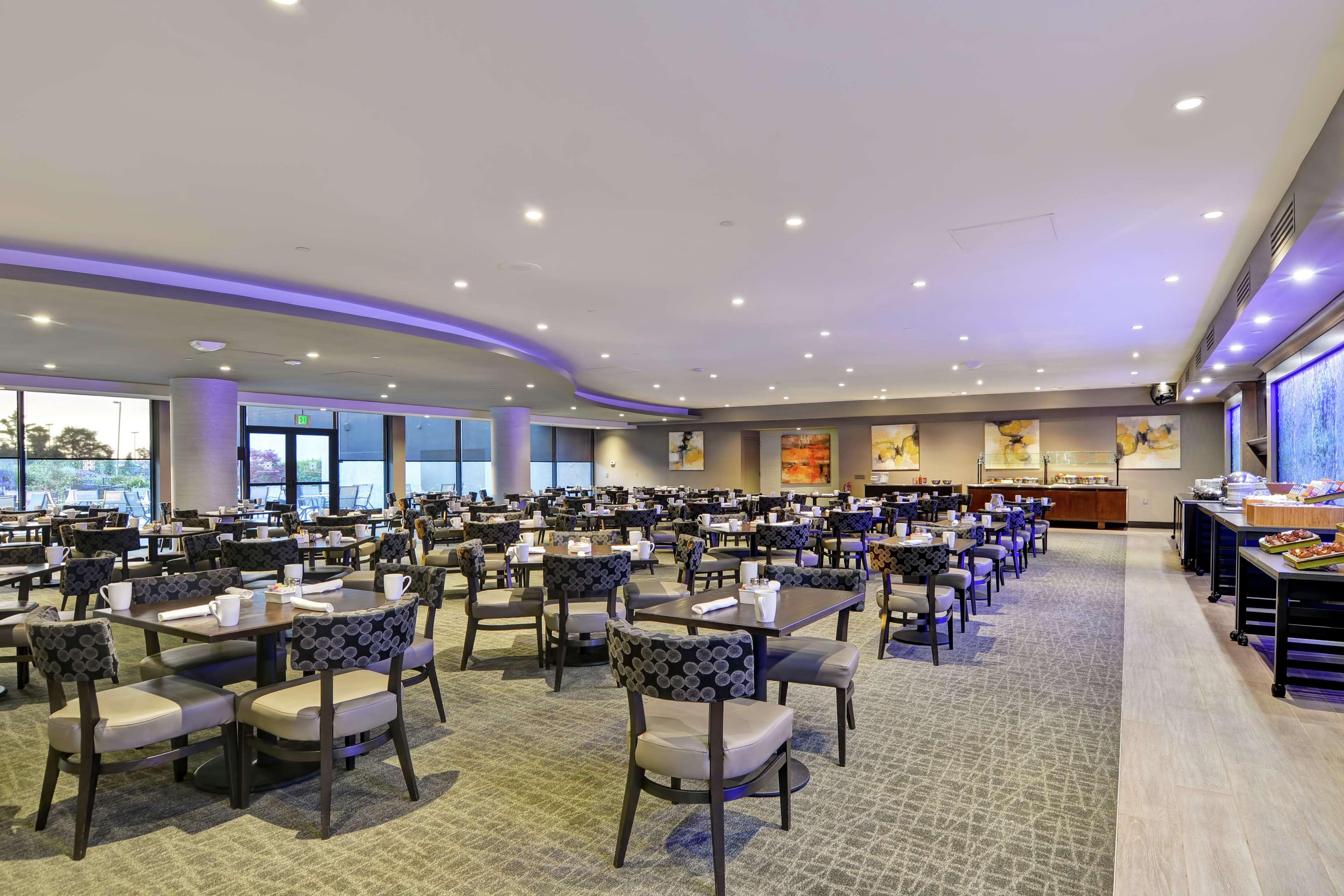 Doubletree By Hilton Pleasanton At The Club Hotel Exterior photo