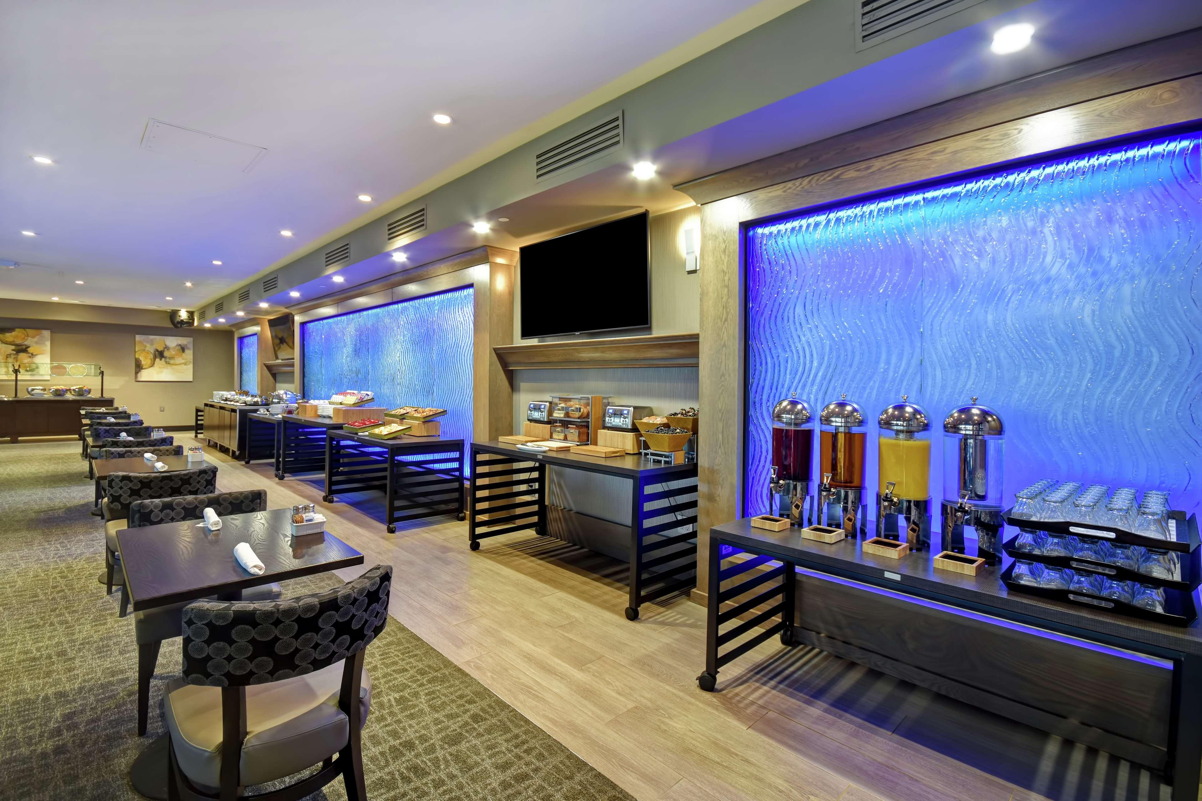 Doubletree By Hilton Pleasanton At The Club Hotel Exterior photo