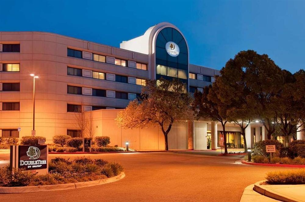 Doubletree By Hilton Pleasanton At The Club Hotel Exterior photo