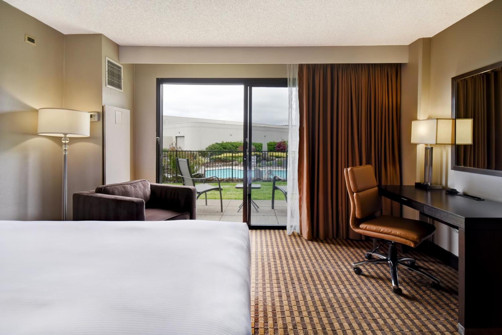 Doubletree By Hilton Pleasanton At The Club Hotel Exterior photo