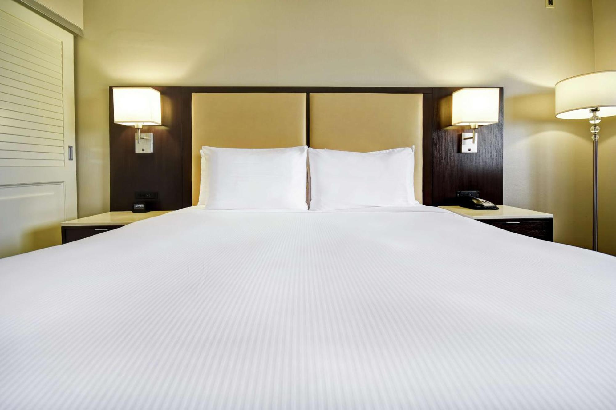 Doubletree By Hilton Pleasanton At The Club Hotel Exterior photo