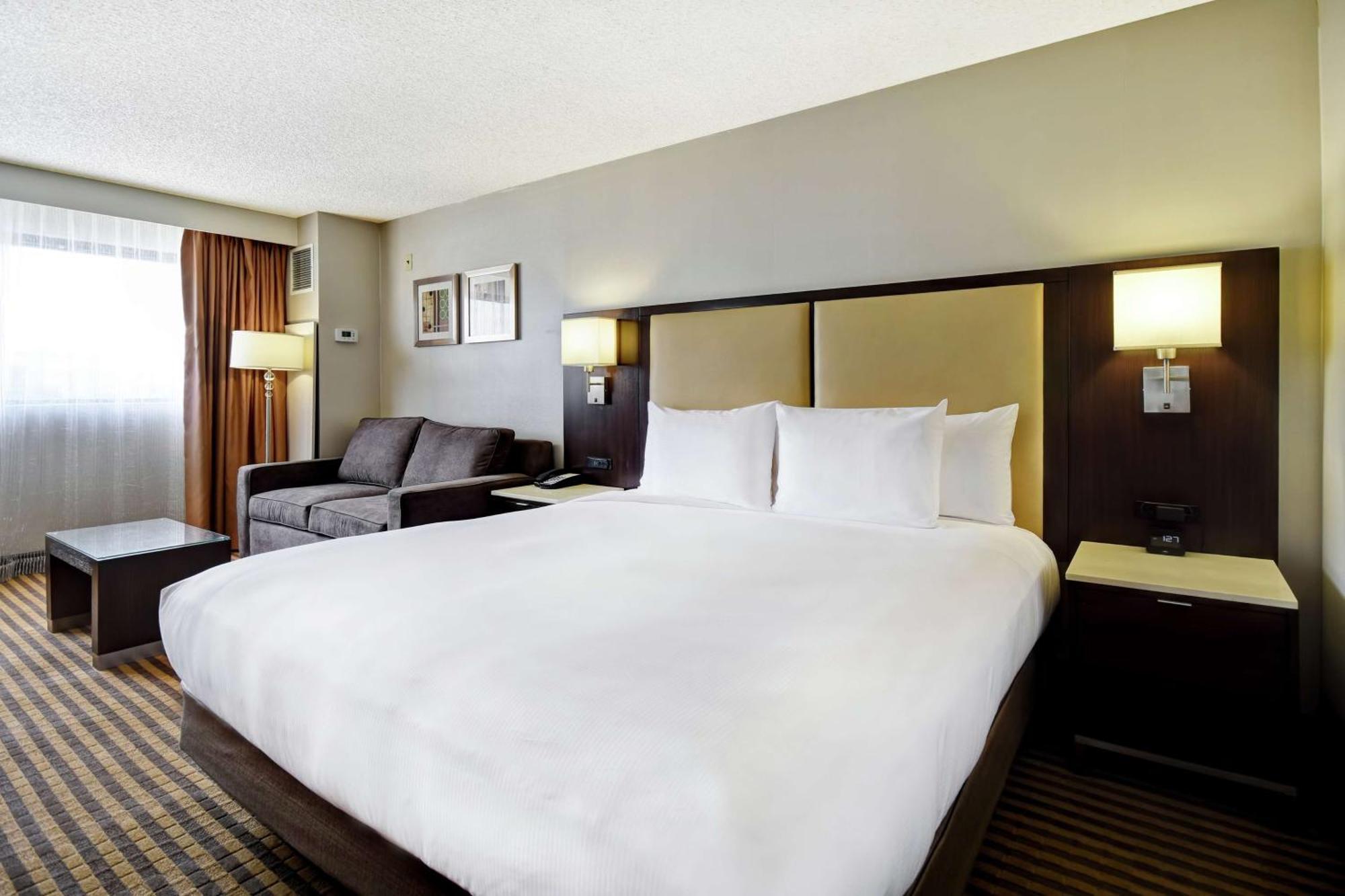 Doubletree By Hilton Pleasanton At The Club Hotel Exterior photo