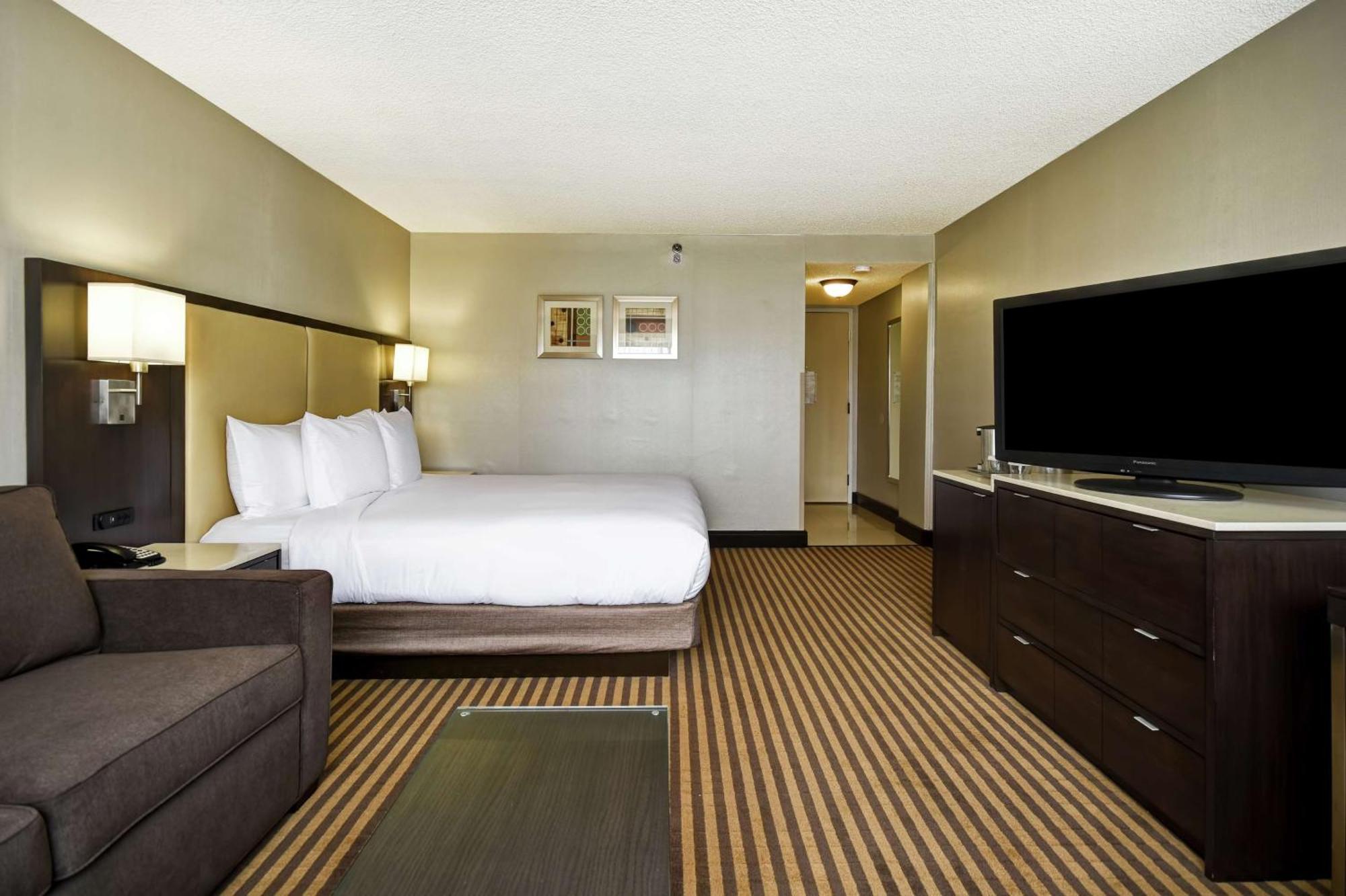 Doubletree By Hilton Pleasanton At The Club Hotel Exterior photo
