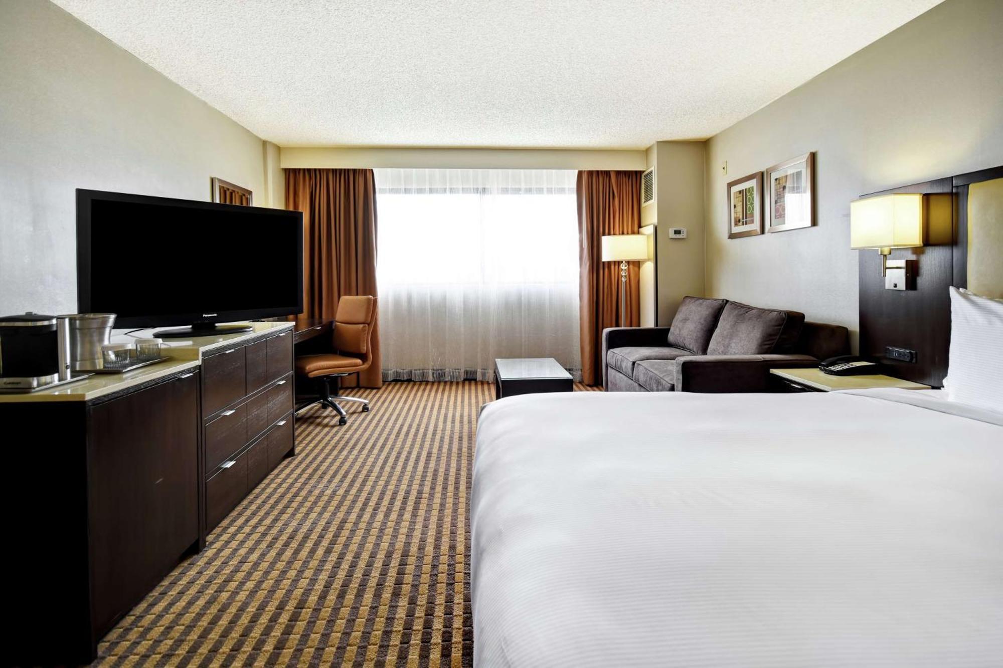 Doubletree By Hilton Pleasanton At The Club Hotel Exterior photo