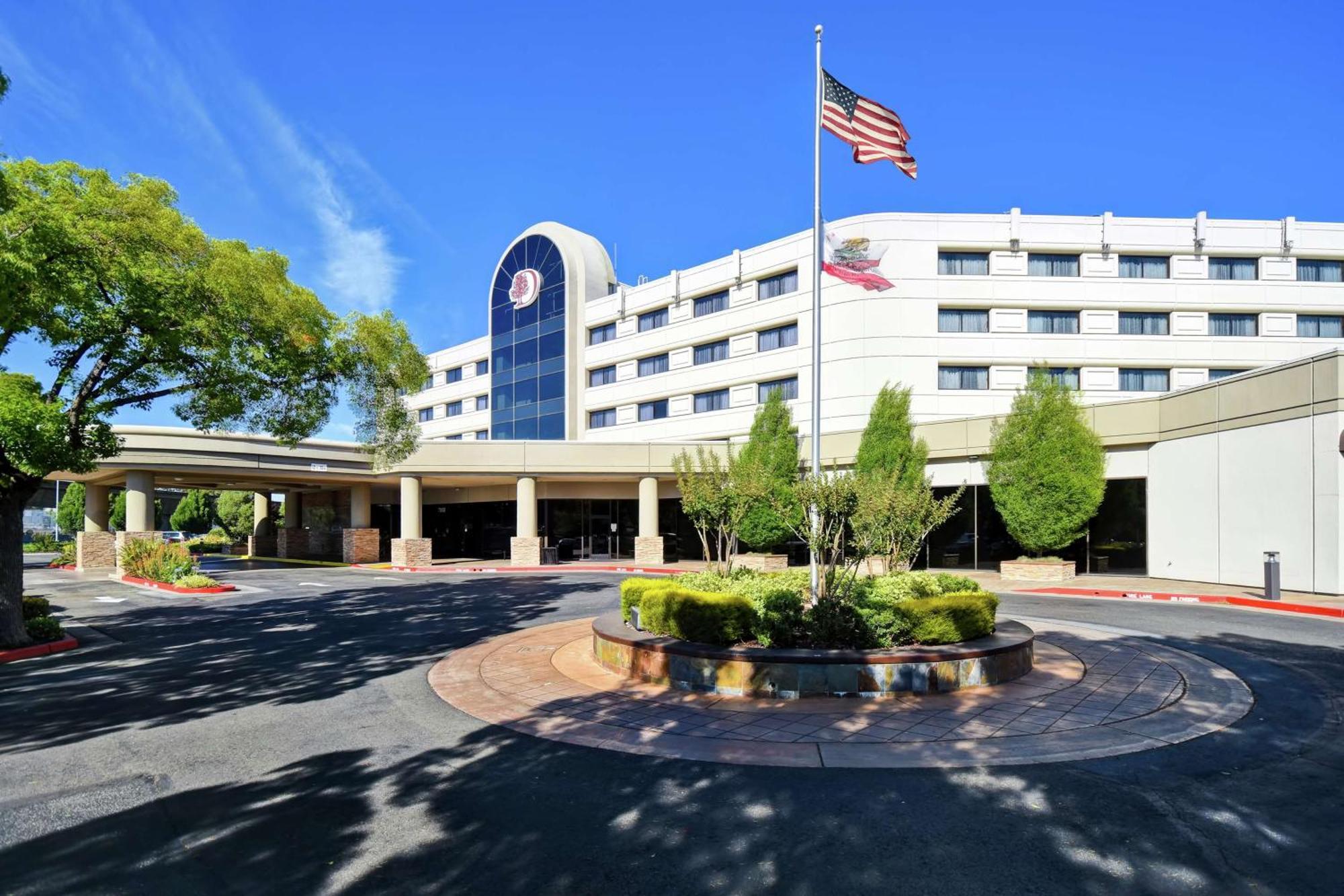 Doubletree By Hilton Pleasanton At The Club Hotel Exterior photo