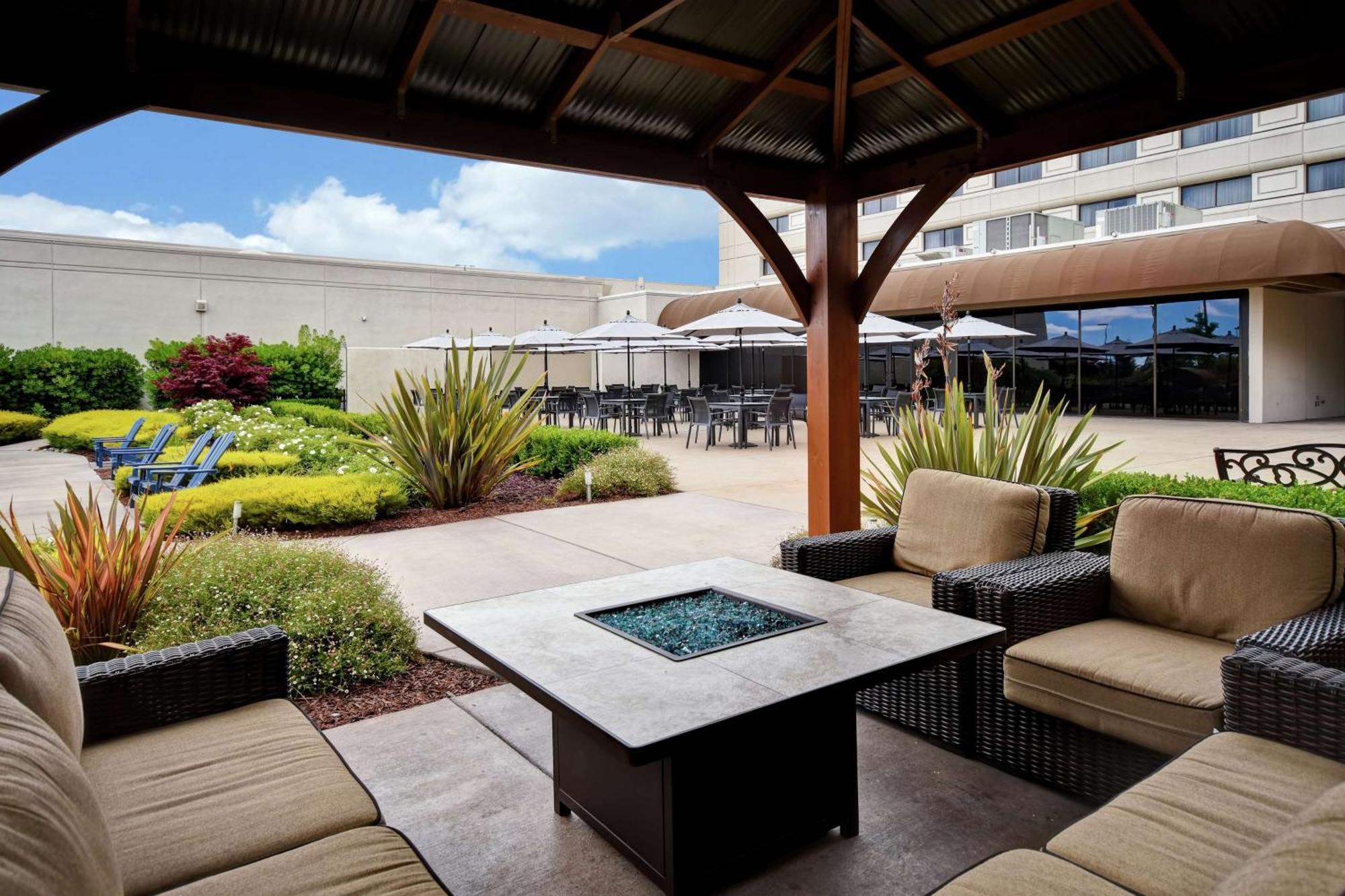 Doubletree By Hilton Pleasanton At The Club Hotel Exterior photo